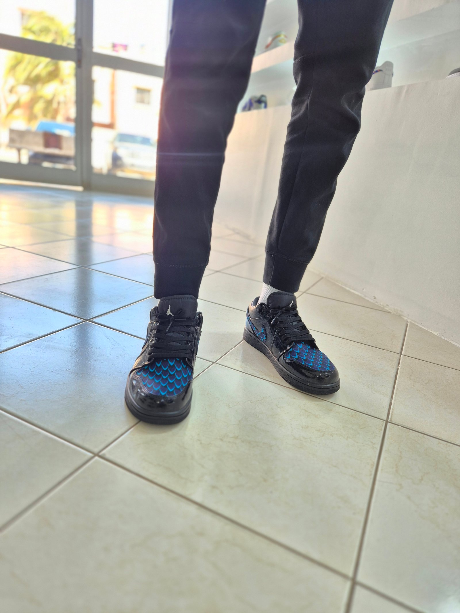 Nike air jordan 1 noir écaillé bleu